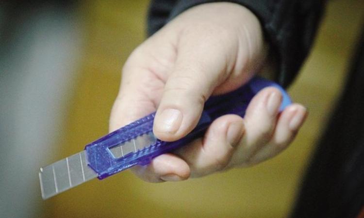 Minaccia la dipendente con un taglierino: rapina in una farmacia di Treia. Caccia al malvivente