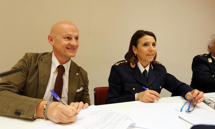 Macerata, Confindustria e Polizia Postale firmano il protocollo d'Intesa per il contrasto dei crimini informatici (FOTO) Macerata, Confindustria e Polizia Postale firmano il protocollo d'Intesa per il contrasto dei crimini informatici (FOTO)