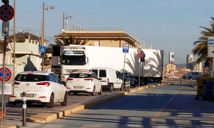 Civitanova, autista spagnolo intrappolato nel lungomare nord Civitanova, autista spagnolo intrappolato nel lungomare nord