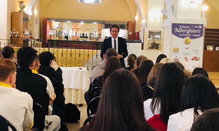Cingoli, esperienza sensoriale per gli studenti dell'Alberghiero con Parisse, formatore del Consorzio Grana Padano DOP