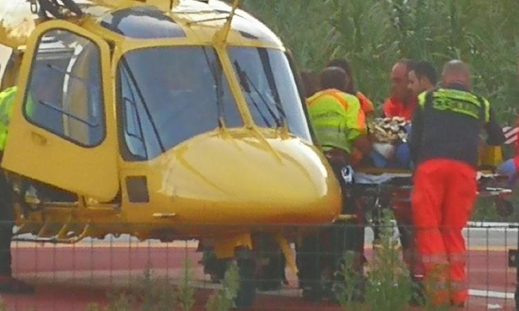 Incidente sul lavoro in un'azienda di Piediripa: 21enne si trancia un dito, soccorso in eliambulanza