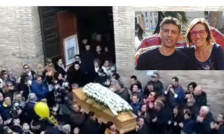 Castelfidardo, chiesa gremita per l'ultimo saluto ad Elisa e Gianluca: strazianti le parole della sorella di Elisa Castelfidardo, chiesa gremita per l'ultimo saluto ad Elisa e Gianluca: strazianti le parole della sorella di Elisa