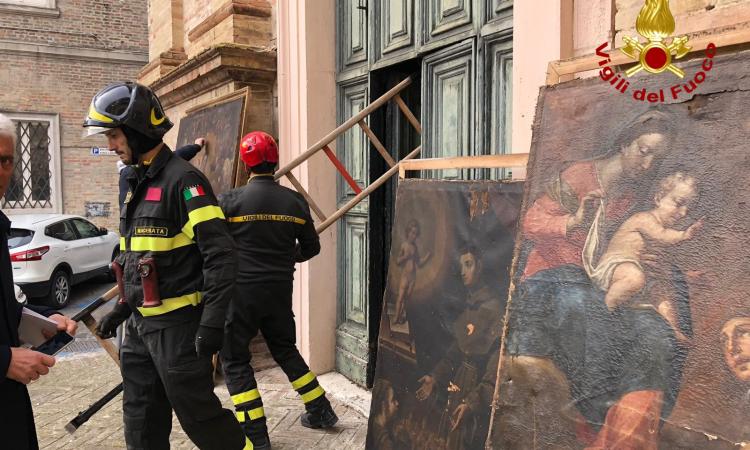 Macerata, smontaggio e spostamento di tele e arredi sacri del Corpus Domini (FOTO)