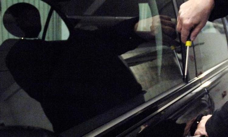 Porto Potenza, rubano attrezzi edili da due auto per un valore di 3.000 euro: denunciati due pregiudicati