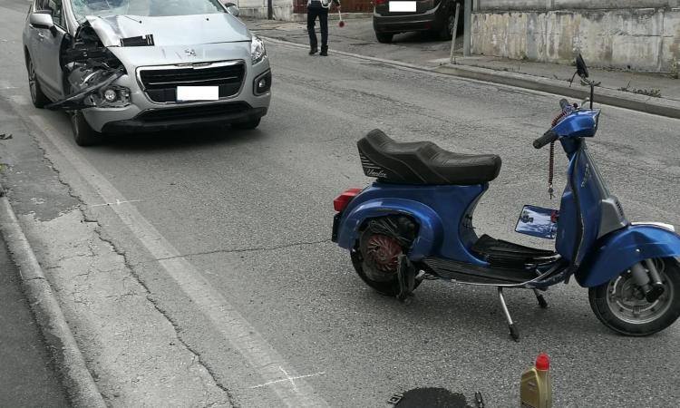Corridonia, terribile incidente tra auto e Vespa: giovane a Torrette. È grave (FOTO)