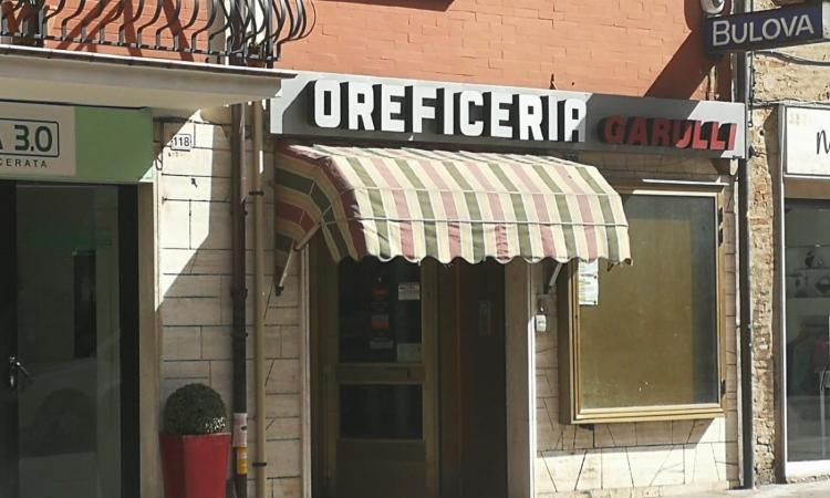 Macerata, rapina in corso Cairoli: malvivente minaccia con una pistola il titolare dell'oreficeria Garulli Macerata, rapina in corso Cairoli: malvivente minaccia con una pistola il titolare dell'oreficeria Garulli