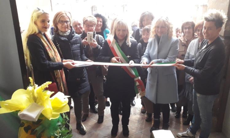 Taglio del nastro per la mostra "al femminile" a San Severino Marche