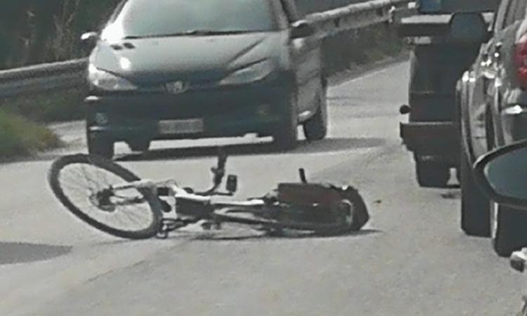 Tolentino, investito da un'auto all'uscita della Superstrada: ciclista trasportato a Torrette (FOTO)