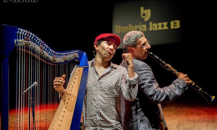 Macerata Jazz, a teatro virtuosismo e magia con Castaneda e Mirabassi