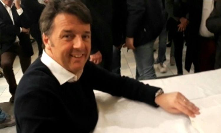 Civitanova, Matteo Renzi firma la petizione di +Europa contro le chiusure domenicali dei negozi