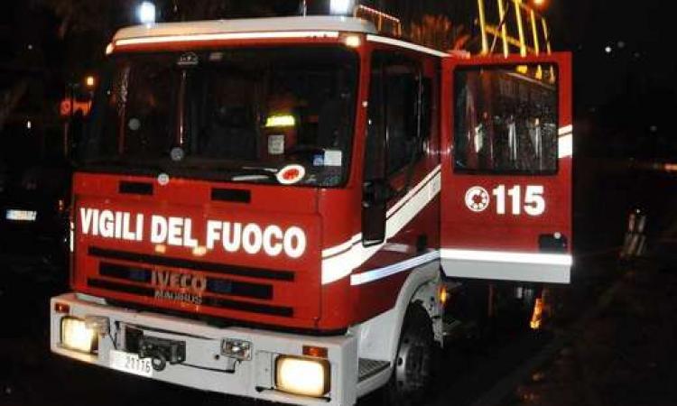 Potenza Picena, roulotte in fiamme allo chalet Barracuda: veicolo distrutto