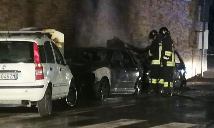 Recanati, sbanda in curva e colpisce altre due auto: tre vetture in fiamme (FOTO)
