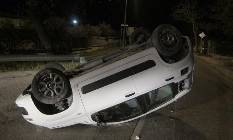 Civitanova, frontale tra due auto: una si ribalta, tre donne trasportate al pronto soccorso (FOTO) Civitanova, frontale tra due auto: una si ribalta, tre donne trasportate al pronto soccorso (FOTO)