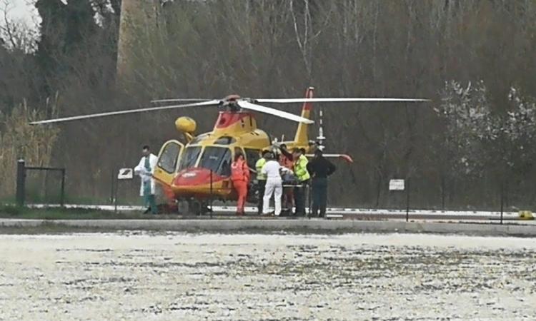 Ussita, incidente sulla neve: 22enne cade con lo snowboard e viene soccorso in eliambulanza Ussita, incidente sulla neve: 22enne cade con lo snowboard e viene soccorso in eliambulanza
