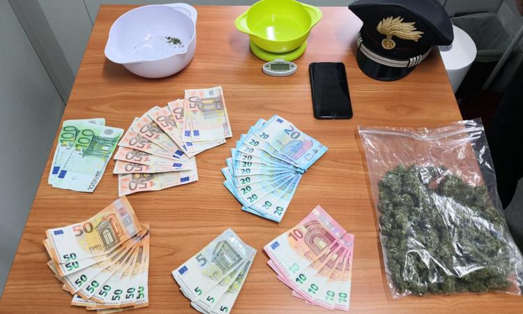 Matelica, gli trovano in casa 100 gr di droga: arrestato un 20enne con precedenti (FOTO) Matelica, gli trovano in casa 100 gr di droga: arrestato un 20enne con precedenti (FOTO)