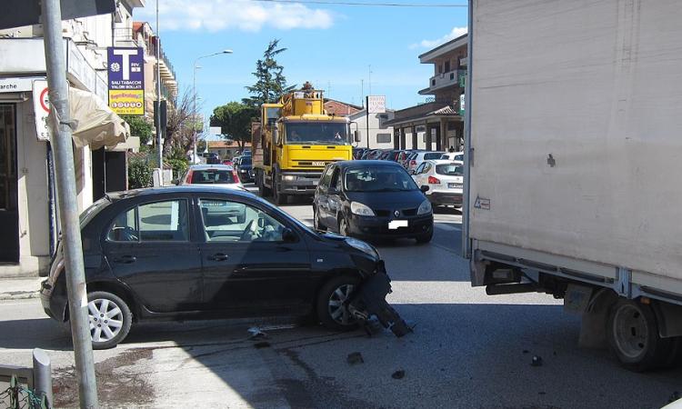 Montecosaro, incidente all'incrocio nell'ora di punta: traffico impazzito (FOTO)