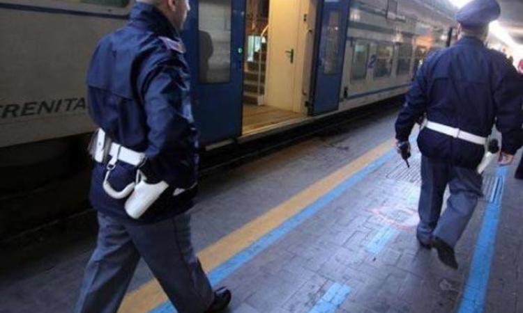 Aggredisce due donne sul treno: denunciato un 22enne