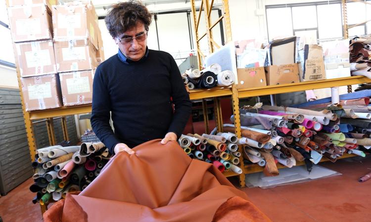 Resistenza e valore del Made In Italy con lo sguardo all'Oriente: la storia della pelletteria Stephen di Pollenza (FOTO) Resistenza e valore del Made In Italy con lo sguardo all'Oriente: la storia della pelletteria Stephen di Pollenza (FOTO)