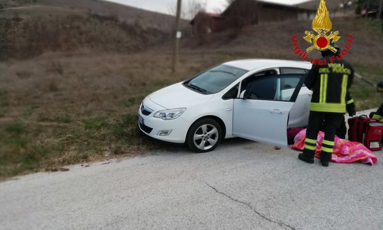 Serravalle Del Chienti: donna accusa un malore mentre è alla guida della sua auto e muore