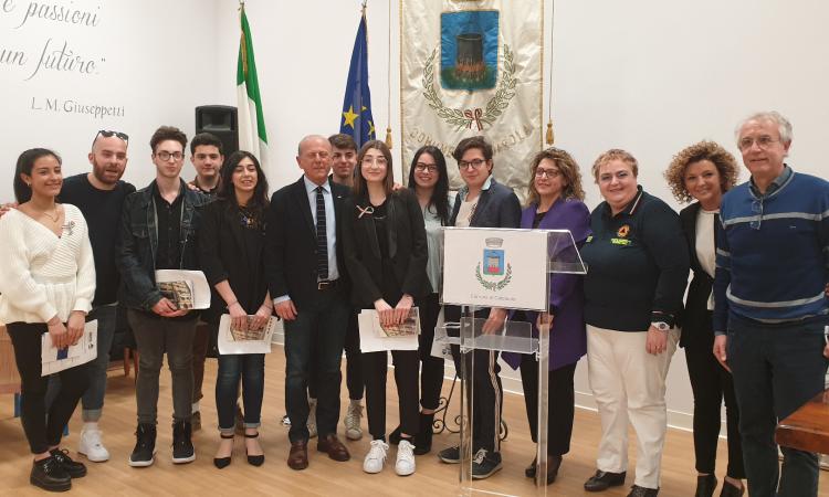 Caldarola, donata una copia della Costituzione ai neo 18enni per l'anniversario dell'Unità d'Italia