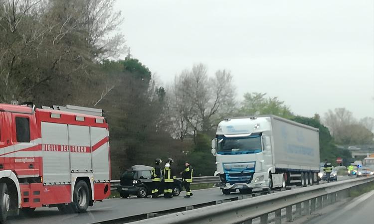 Grave incidente in superstrada all'altezza di Corridonia: tre mezzi coinvolti, un ferito grave (FOTO)