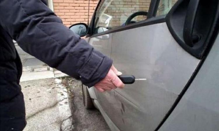 Potenza Picena, 60enne si accanisce sulle auto dei vicini: danni per migliaia di euro