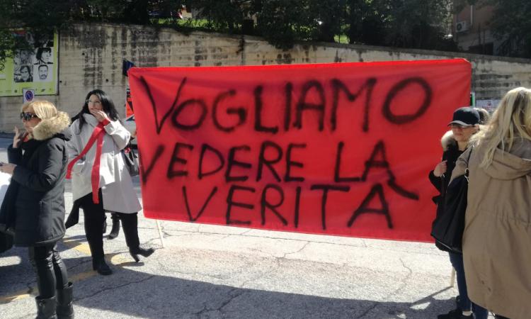 Omicidio Pamela, la quarta udienza del processo Oseghale sarà a porte chiuse: rumori in aula (FOTO) Omicidio Pamela, la quarta udienza del processo Oseghale sarà a porte chiuse: rumori in aula (FOTO)