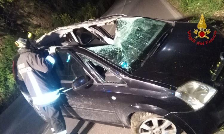 Corridonia, Opel si ribalta e urta la fiancata di un altro mezzo: conducenti all'ospedale