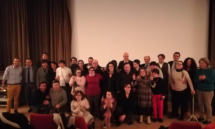 Civitanova, grande successo per la proiezione del film "Fuori centro": ovazione spontanea