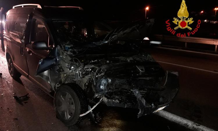 Civitanova, pick-up perde il carico in superstrada e innesca incidente tra due auto