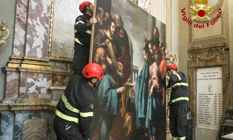 Macerata, i Vigili del Fuoco traslocano le opere d'arte dal Duomo di Macerata inagibile per il sisma (VIDEO e FOTO)