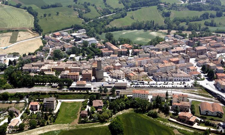 Castelraimondo si tinge di rosa: dj set e menù dedicati, attesa per l’arrivo del Giro d'Italia 2025 Castelraimondo si tinge di rosa: dj set e menù dedicati, attesa per l’arrivo del Giro d'Italia 2025