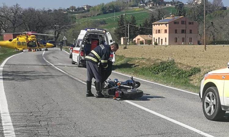 Passo di Treia, incidente tra auto e moto lungo la Provinciale: interviene l'eliambulanza (FOTO e VIDEO)