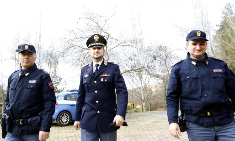Macerata, 35enne si inietta eroina nei bagni della stazione: interviene la Polizia Macerata, 35enne si inietta eroina nei bagni della stazione: interviene la Polizia