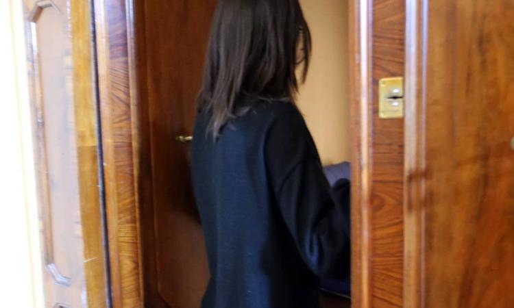 Civitanova, seguita da un cittadino pakistano è costretta a rifugiarsi in un negozio e chiedere aiuto