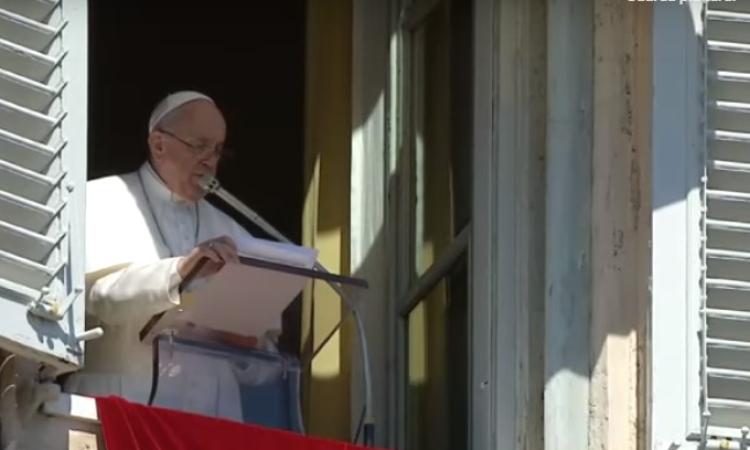 Roma, durante l'Angelus Papa Francesco annuncia la sua visita: "Domani vado a Loreto, nella Casa della Vergine"