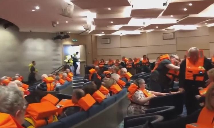 Avaria in Norvegia: le drammatiche immagini della nave costruita nelle Marche. FOTO E VIDEO