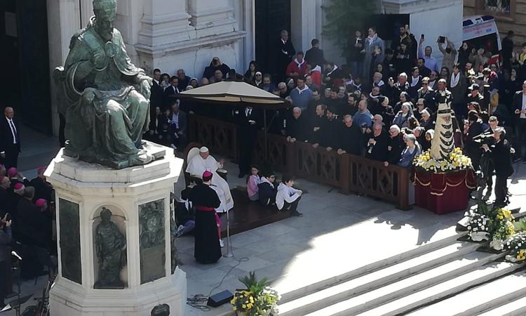 Visita del Papa a Loreto: una moltitudine di gente ad accoglierlo, rispettato il programma a mezzogiorno l'Angelus (FOTO)