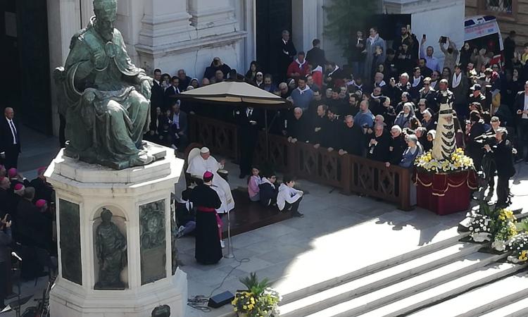 Visita del Papa a Loreto: una moltitudine di gente ad accoglierlo, rispettato il programma a mezzogiorno l'Angelus (FOTO) Visita del Papa a Loreto: una moltitudine di gente ad accoglierlo, rispettato il programma a mezzogiorno l'Angelus (FOTO)