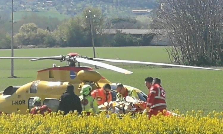 Passo di Treia, Incidente tra due auto lungo la SP 361: due feriti. Interviene l'eliambulanza (FOTO) Passo di Treia, Incidente tra due auto lungo la SP 361: due feriti. Interviene l'eliambulanza (FOTO)