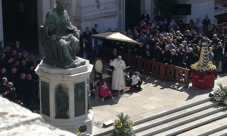 La preghiera di Papa Francesco a Loreto: "La Santa Casa è la casa dei giovani, delle famiglie e dei malati" (FOTO e VIDEO)