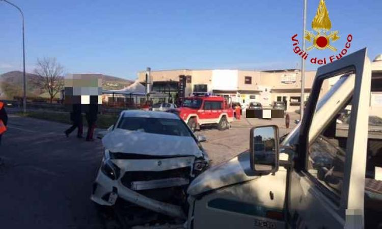 Cingoli, scontro tra Mercedes e furgone: due feriti trasportati all'ospedale (FOTO)