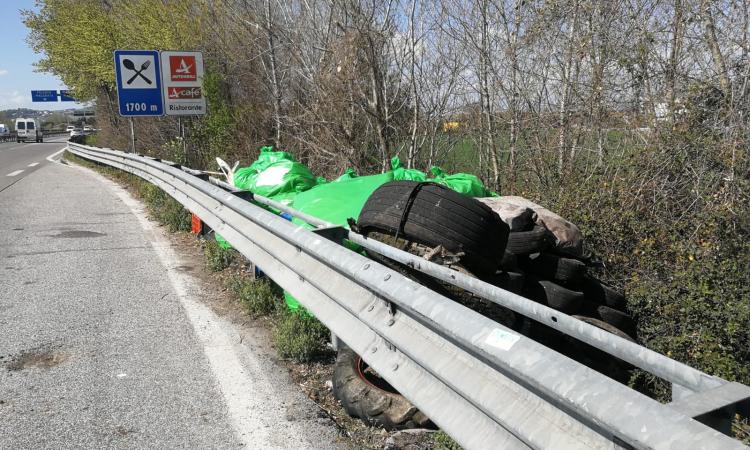 Civitanova, gomme e sacchetti abbandonati a lato della piazzola di sosta in superstrada (FOTO) Civitanova, gomme e sacchetti abbandonati a lato della piazzola di sosta in superstrada (FOTO)