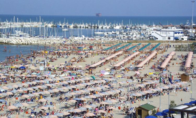 Che estate sarà? Ecco le nuove regole in spiaggia: "Ombrelloni meno distanziati"