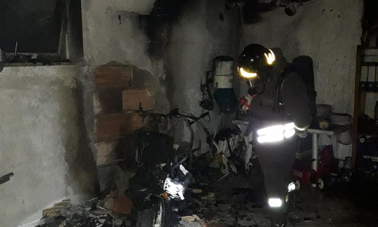 Porto Recanati, Incendio in un garage: Intervengono i Vigili del Fuoco (FOTO)