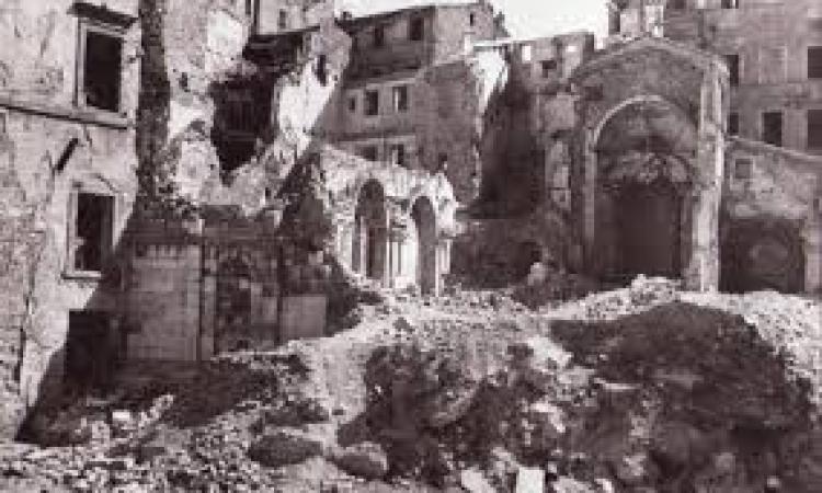 75esimo anniversario del bombardamento di Macerata: una lapide in vicolo della Nana 75esimo anniversario del bombardamento di Macerata: una lapide in vicolo della Nana