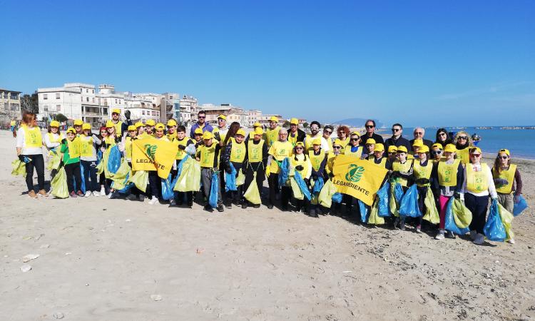 Porto Potenza, "Puliamo il mondo": gli alunni delle scuole partecipano all'iniziativa di Legambiente (FOTO)