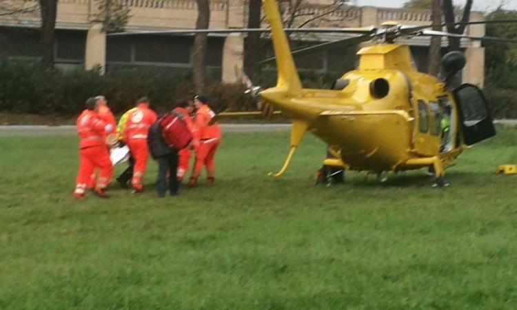 Montefano, elettricista rimane folgorato sul lavoro: trasportato d'urgenza al Torrette