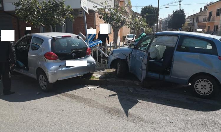 Civitanova, doppio incidente in pochi giorni. I residenti: "Sbadataggine o incrocio pericoloso?" Civitanova, doppio incidente in pochi giorni. I residenti: "Sbadataggine o incrocio pericoloso?"