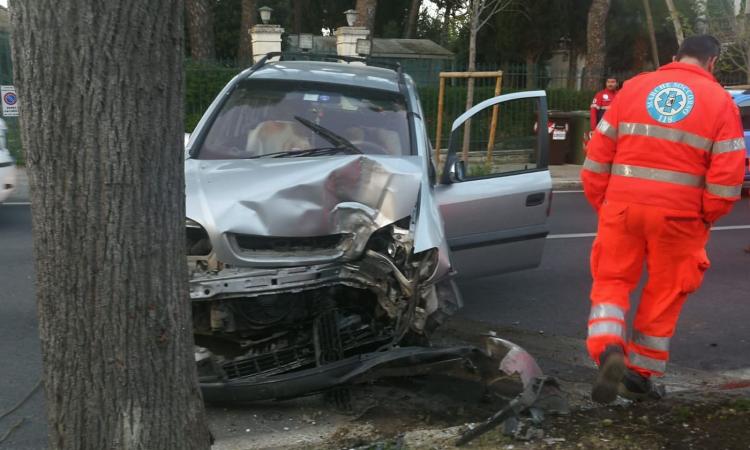 Montelupone, finisce con l'auto contro un albero: paura per un 50enne (FOTO) Montelupone, finisce con l'auto contro un albero: paura per un 50enne (FOTO)